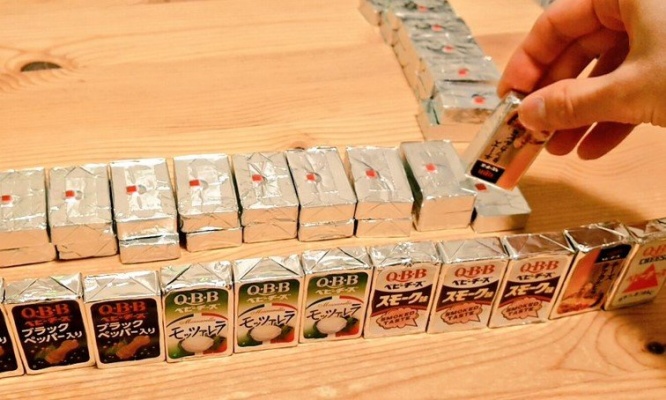 チーズ一発トロトロうまうまー！　ベビーチーズを並べた「なんちゃって麻雀」が楽しそう