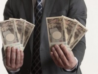 男性に聞いた！　「バブル世代」と「今の世代」で金銭感覚のちがいがよく出るもの10
