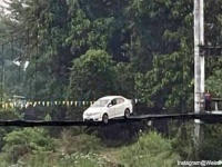 渡る前に気が付いてほしかった。GPSを頼りに運転していたら細い橋の上で立ち往生