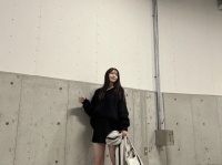 レベチな美脚。横田真悠の超ミニな私服コーデに「スタイルがよすぎ」の声