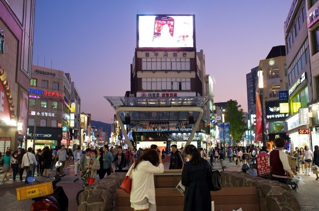 賑わう大邸の繁華街　©JI HOON KIM