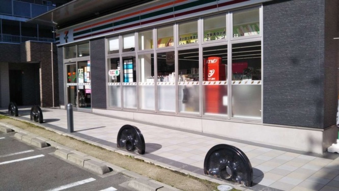 セブン-イレブン岩倉駅東口店前の車止め（画像提供：クリーニング屋のスナフキン＠Rapid_kaikyo2さん）