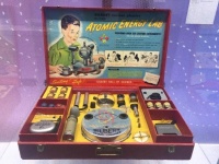 1950年にアメリカで発売された世界一危険なおもちゃ。A.Cギルバート社の「子供用原子力研究セット」