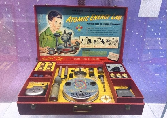 1950年にアメリカで発売された世界一危険なおもちゃ。A.Cギルバート社の「子供用原子力研究セット」