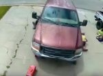 慌てて脱出！　車の下でメンテしていたら、急に車が転がり出して…
