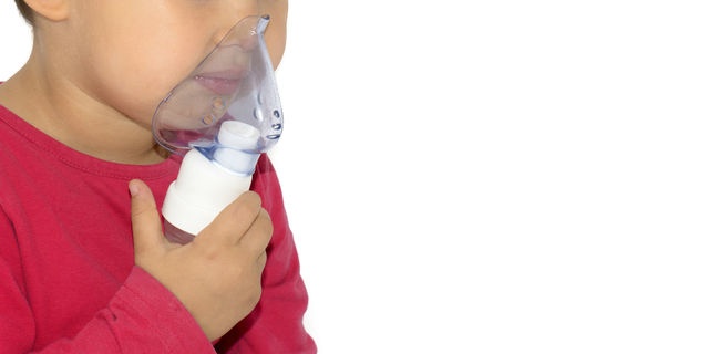 人工呼吸器をしている子供