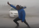 ヤバすぎ！　男がフロリダ州で発生した『ハリケーン・イルマ』に危険な挑戦！