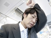 朝からウンザリ……。気分が悪くなる「通勤電車内の男性の言動」6つ！