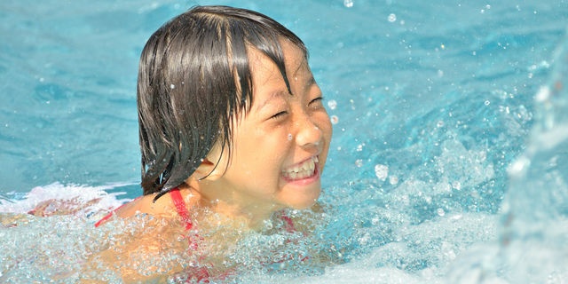 プールで泳ぐ子ども