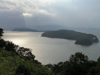 友ヶ島と紀淡海峡（「秋空から蛇が降ってきた」さん撮影、Wikimedia Commons