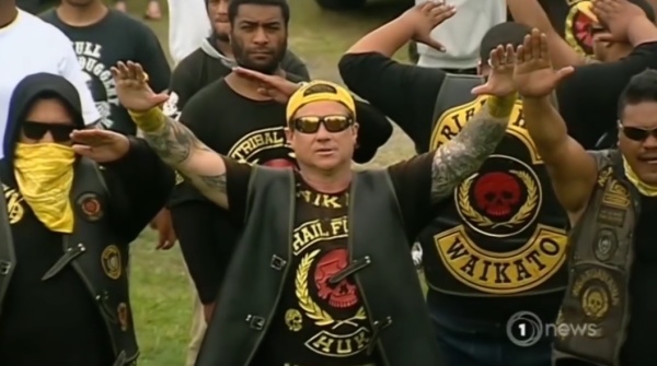 町から麻薬の売人を一掃したのは・・・地元の現役ギャングたち！？