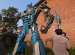 中国で農家の親子が作る“廃材トランスフォーマー像”が凄い