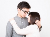 デートの日に生理だったら彼に伝える？　59.5％の女性は……