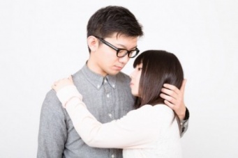 デートの日に生理だったら彼に伝える？　59.5％の女性は……