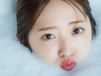 すっぴんから、セクシーなランジェリーショットまで。鈴木愛理、デビュー20周年を記念した写真集発売