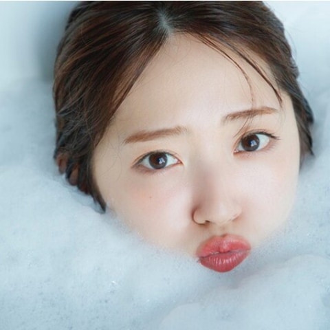 すっぴんから、セクシーなランジェリーショットまで。鈴木愛理、デビュー20周年を記念した写真集発売