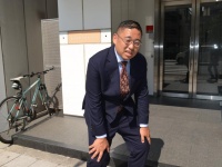 夏のスーツ、大変ですよね