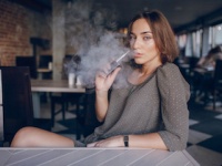 チェーン店でも禁煙対応は店舗によってバラバラ（depositphotos.com）