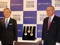 TANAKA HDの川岸哲哉CSR・広報本部長（左）と一般財団法人東京マラソン財団の櫻井孝次理事長（2018年2月1日撮影）