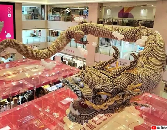 全長41m。約3万8000個の風船で作られた世界最大のドラゴン