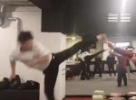 まさに神業！！　回転飛び蹴りでマッチ棒に火をつける！