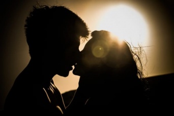 「既婚者からの突然のキス」正しい対処法