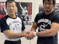宮戸優光と握手を交わす柴田勝頼