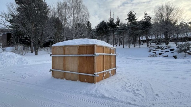 ベースとなる雪を溜めている様子（画像は網走監獄提供）