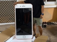 通販でiPhoneを注文したら、iPhoneそっくりの巨大テーブルだった件