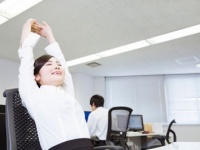 ボディメイクのプロトレーナーが教える。オフィスで1分、猫背を正して姿勢美人に見せるテク