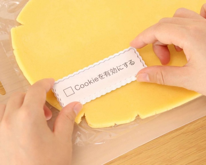 生地に押し当てると...(以下、画像は企画デザイン2時公式アカウントのツイートより)