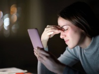 画面の見過ぎによる目の疲れを改善させる簡単な眼の体操を専門家が伝授