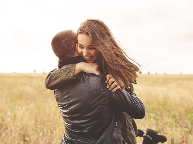 抱き合うカップル