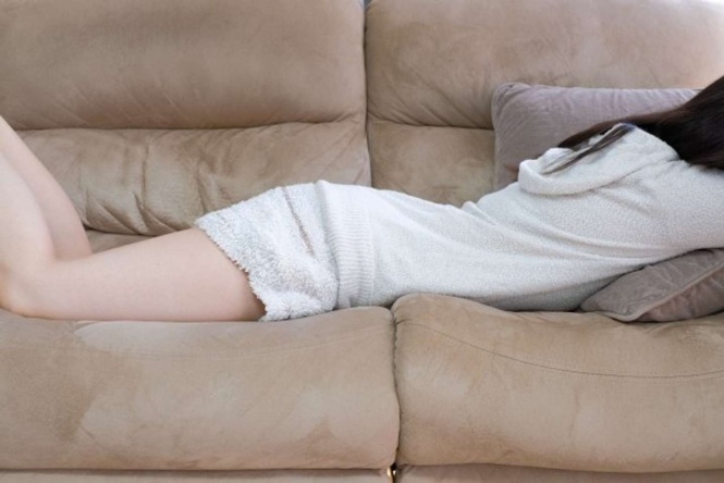 からだを伸ばして横になる（画像はイメージ）