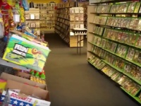 【切ない現実】かつて一世を風靡したアメリカのレンタルビデオ店「ブロックバスター」、未だ一つだけ存続しているお店に突撃してみた