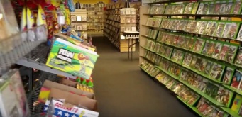 【切ない現実】かつて一世を風靡したアメリカのレンタルビデオ店「ブロックバスター」、未だ一つだけ存続しているお店に突撃してみた