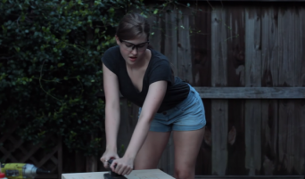 カワイイ女子が日曜大工をレクチャーする「バカ動画」が話題に