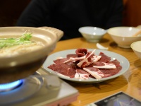 おいしいですよねシカ肉（oonnuuooさん撮影, Flickrより）