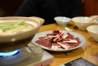 おいしいですよねシカ肉（oonnuuooさん撮影, Flickrより）