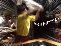 なぜ回したし。てかどこの店だよ！エクストリ～～ム！なテーブル清掃人