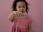 ドヤ顔もかわいい！　トリックショットを連発する謎の少女