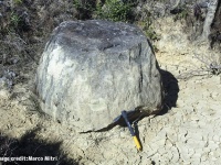 インドで発見された未知の遺跡に巨大な石壺