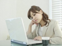 もー、やってられない!!　女性が退職を考える原因4つ「人間関係が悪い」「残業代が出ない」