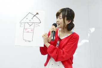 イラストを手にする水瀬いのりさん