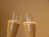 体中にキスしたくなる！　男子がムンムンするのは「お酒を飲む前」or「飲んだ後」？