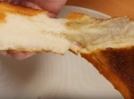 この手があったのか！　カチカチのトーストをモチモチに復活させる方法