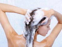 「頭皮の汚れ」と「髪のボリューム感」には密接な関係が（depositphotos.com）