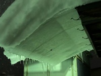 リーゼントなんてもんじゃない！　青森の屋根から突き出た「雪庇」がいろんな意味でヤバすぎた