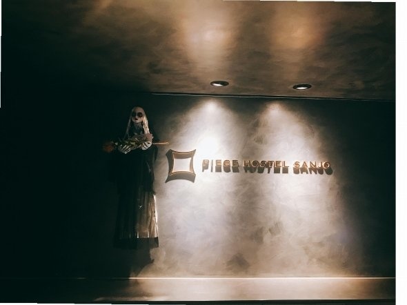 フロントにも、カウンター越しの壁に飾り付けが