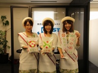 「つや姫レディ」。左から松田沙也加さん、黒田彩也香さん、高橋汐里さん。いずれも弟さんはいないとのことだ（2018年3月13日撮影）
